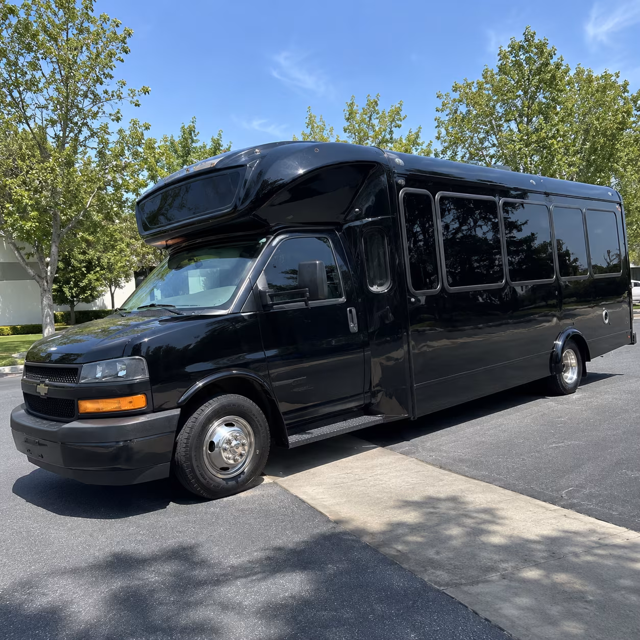 reading 15 passenger party bus